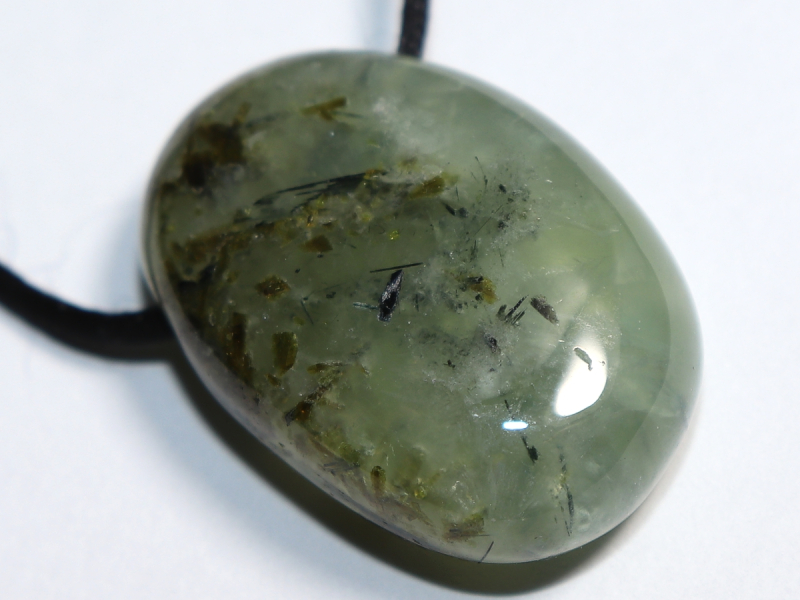 Prehnit mit Epidot mit Band oder Silber 925