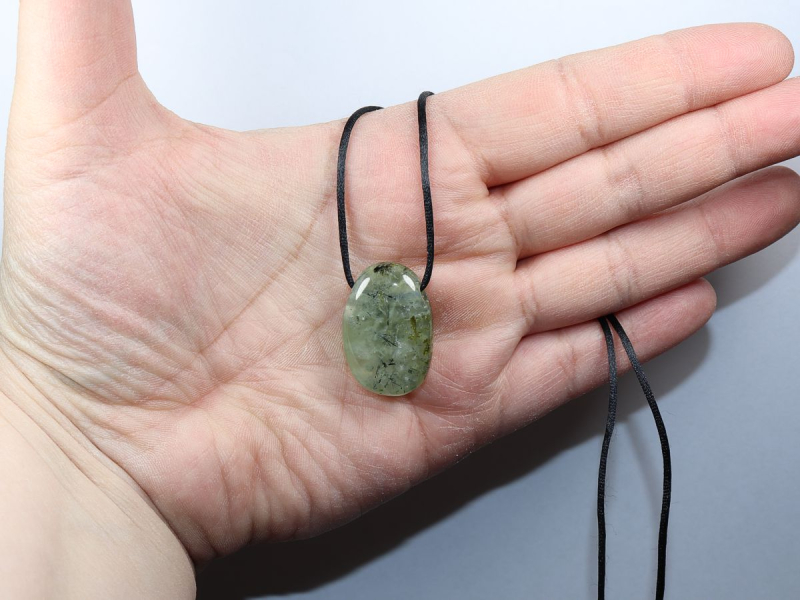 Prehnit mit Epidot mit Band oder Silber 925