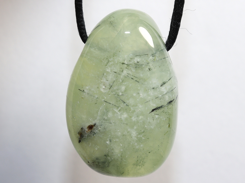 Prehnit mit Epidot mit Band oder Silber 925