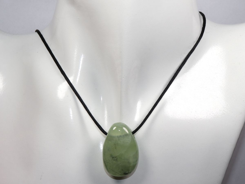 Prehnit mit Epidot mit Band oder Silber 925