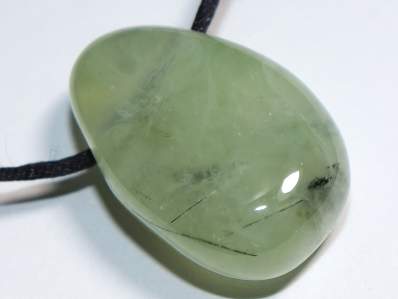 Prehnit mit Epidot mit Band oder Silber 925