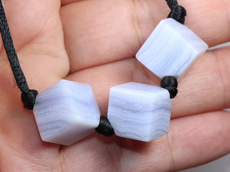 Chalcedon mit Band