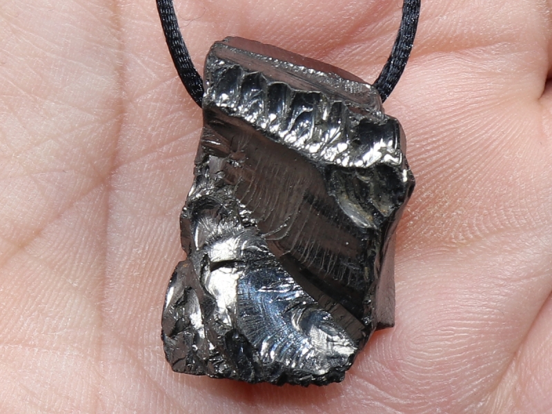 Edel-Shungit mit Band oder Silber 925